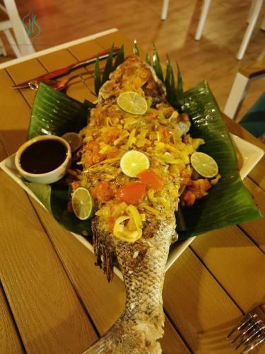 Makanan di atau berdekatan rumah tamu ini