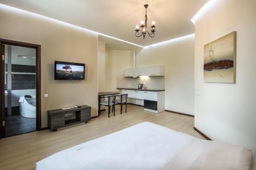 a hotel room with a bed and a kitchen at DayFlat Apartments Maidan Area in Kyiv