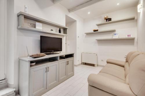 GuestHost - Coverciano Modern Apartment with Patio!