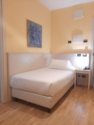 Posteľ alebo postele v izbe v ubytovaní Hotel Chiaraluna