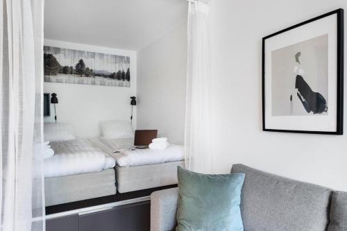 Llit o llits en una habitació de HOOM Home & Hotel Sollentuna