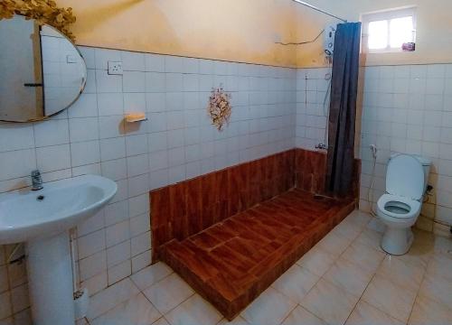 努沃勒埃利耶的住宿－Lake Breeze，浴室配有盥洗盆、浴缸和卫生间