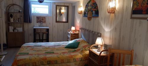 Croix Montoire في تور: غرفة نوم صغيرة بها سرير ونافذة