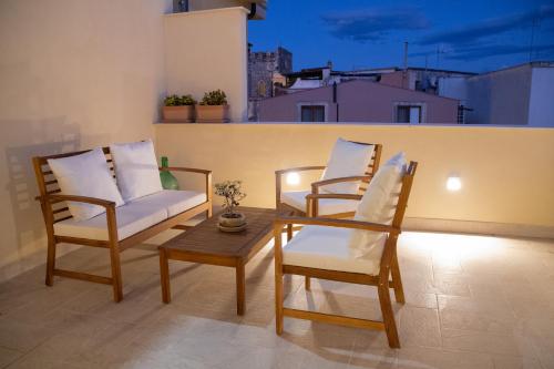 Seating area sa Longo Suites