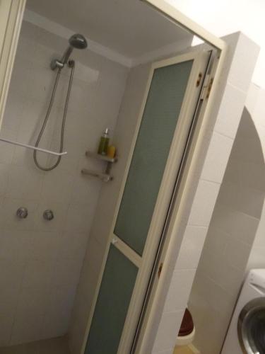y baño con ducha y puerta de cristal. en Casa Malvasia, en Lipari