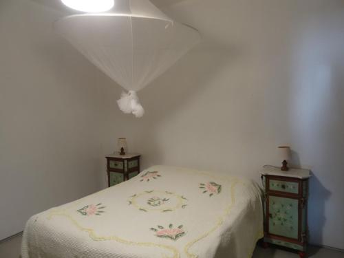 1 dormitorio con 1 cama y 2 mesitas de noche en Casa Malvasia, en Lipari