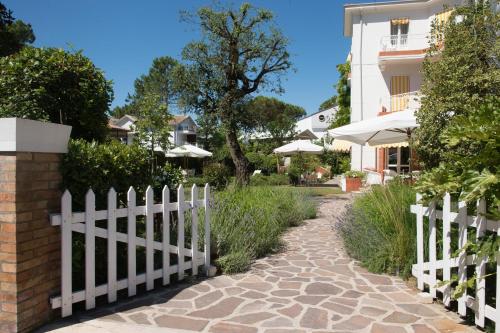 a white picket fence next to a walkway at Villa Arizona in Milano Marittima