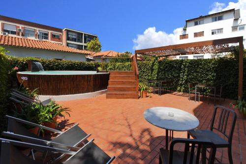 a patio with a table and chairs in a courtyard at Hotel Alto San Isidro in San Isidro