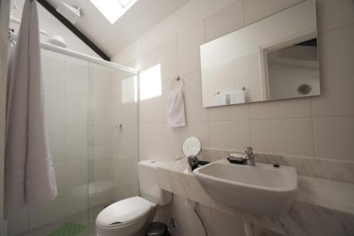 里约热内卢Gaia Hostel的带水槽和马桶的白色浴室
