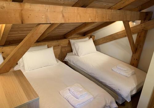 Giường trong phòng chung tại Just Morzine - Chalet Luna