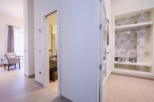 korytarz z drzwiami prowadzącymi do salonu w obiekcie Welldone Cathedral Suites w Sewilli