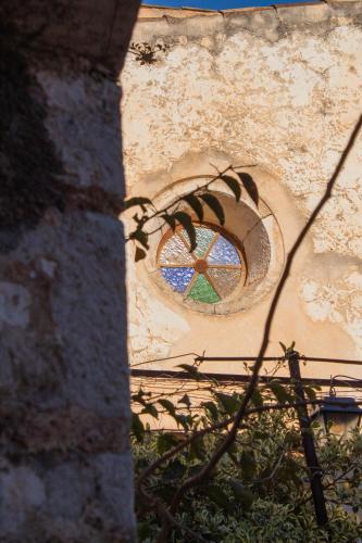a window on the side of a building at Ca'n Beneït in Binibona