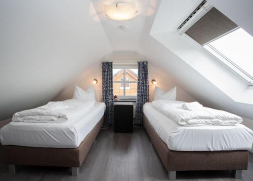 ヴィンターベルクにあるAm Gerkenstrein 29-Mの屋根裏部屋 ベッド2台 白いシーツ