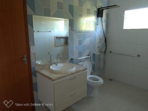 uma casa de banho com um lavatório e um WC em HOTEL PRAIA DA PAIXÃO em Prado