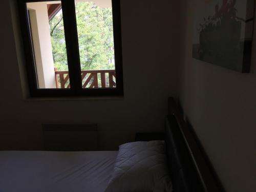 una camera da letto con un letto e una finestra di Zlatiborska vila 2 a Zlatibor