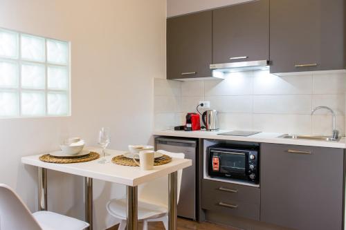 Η κουζίνα ή μικρή κουζίνα στο Elounda Colour Apartments