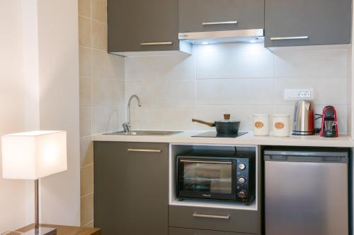 Η κουζίνα ή μικρή κουζίνα στο Elounda Colour Apartments