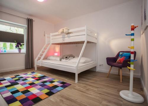 Dormitorio infantil con litera y silla en Fichtenweg 31-S, en Winterberg