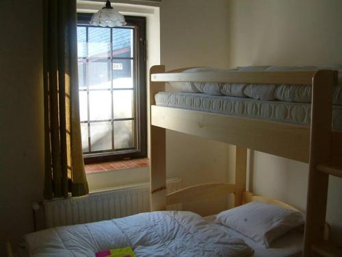 מיטה או מיטות קומותיים בחדר ב-Holiday Home Abertamy