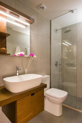 Ένα μπάνιο στο Elounda Colour Apartments