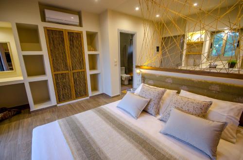 En eller flere senger på et rom på Forest Resort Suites Skiathos