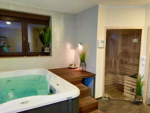 un ampio bagno con vasca e doccia di Zlatiborska vila 2 a Zlatibor