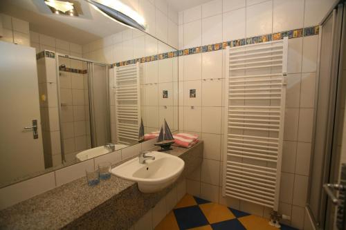 y baño con lavabo y espejo. en Meeresblick, en Kühlungsborn