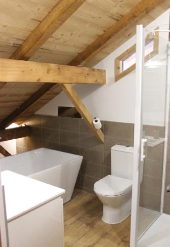 une salle de bain avec toilettes et baignoire dans l'établissement Just Morzine - Chalet Luna, à Morzine
