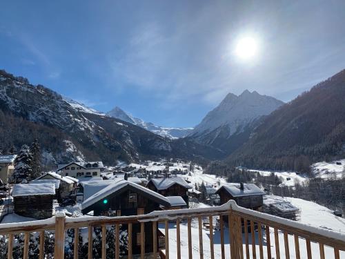 a view of a valley with snow covered mountains at Hôtel Restaurant Eden in Evolène