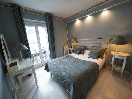 a bedroom with a large bed and a window at Hôtel du Château in Vincennes