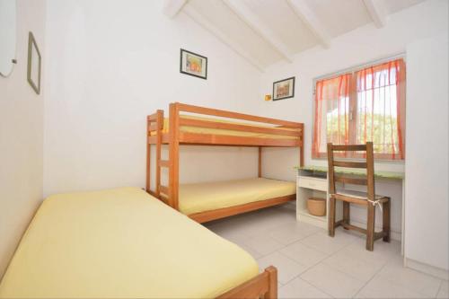 une chambre avec un lit superposé et une chaise dans l'établissement Villa- Mazet 59, à Sainte-Maxime
