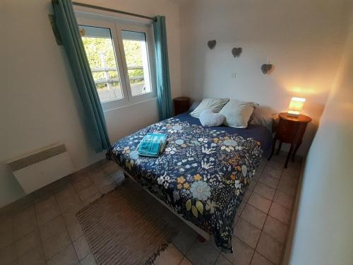 una camera con letto e finestra di Gîte la Taniere Le jersey a Moidrey