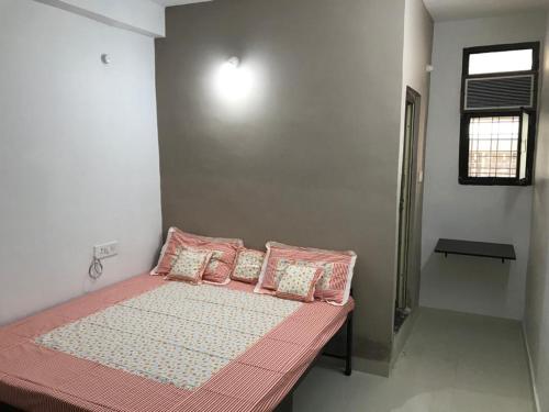 sypialnia z łóżkiem z różową pościelą i poduszkami w obiekcie Prestige Guest House & Hostel w mieście Bilaspur