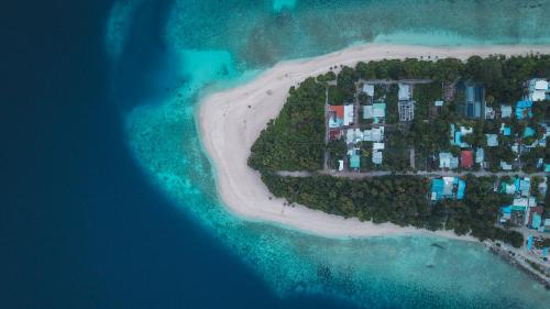 an island in the ocean with houses on a beach at La Palma Villa in Ukulhas