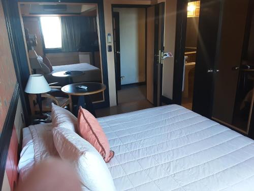 Ein Bett oder Betten in einem Zimmer der Unterkunft Asuncion Internacional Downtown Hotel