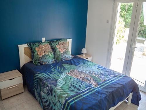 una camera blu con un letto con un pesce sopra di Olivier a Dauphin