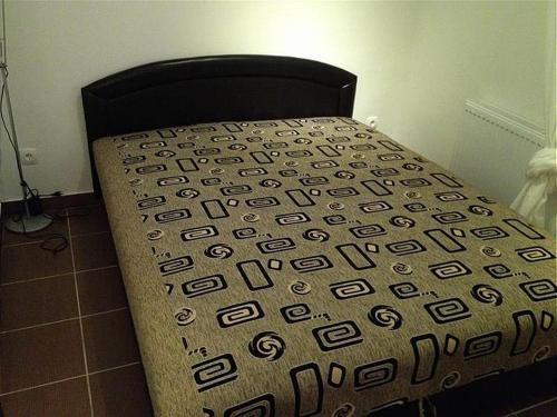łóżko w pokoju z narzutą w obiekcie Apartment- Villa 6 w Siófoku