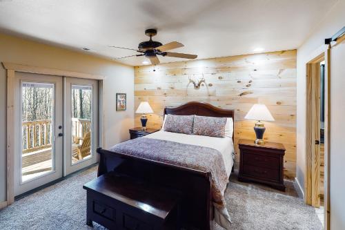 ein Schlafzimmer mit einem Bett und einer Holzwand in der Unterkunft Little Bear in Maggie Valley