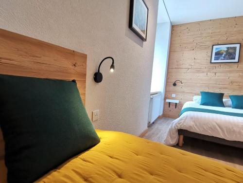 Postel nebo postele na pokoji v ubytování Hotel Les Montagnards