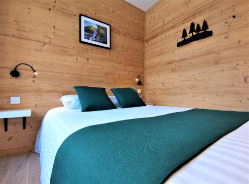 Postel nebo postele na pokoji v ubytování Hotel Les Montagnards
