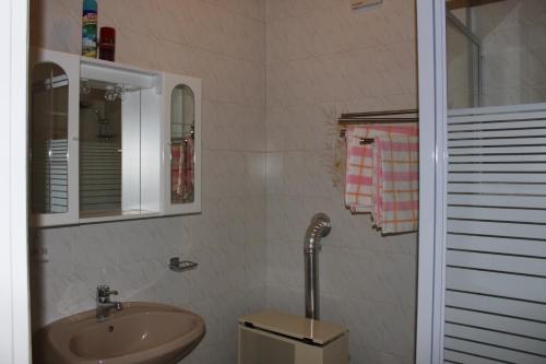 A bathroom at Cedar Apartment 4