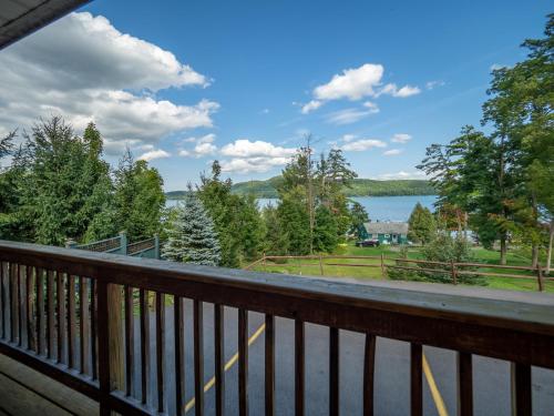 - Balcón con vistas al lago en Lake 'N Pines Motel, en Cooperstown
