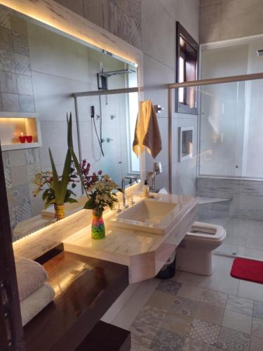 bagno con lavandino e servizi igienici di Casa Candeia a Diamantina