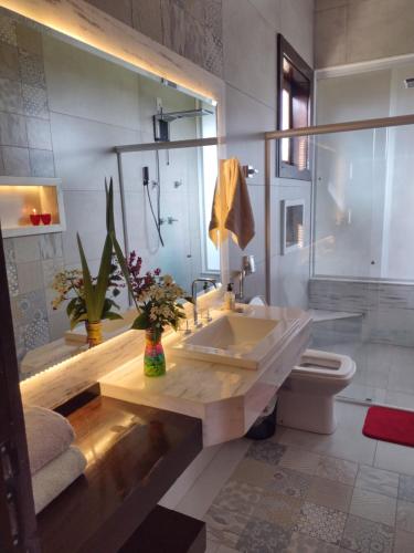 un bagno con lavandino e WC di Casa Candeia a Diamantina