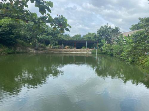 een waterlichaam met een gebouw op de achtergrond bij Cabañas Ecoturisticas Y Club Gaira Tayrona in Santa Marta