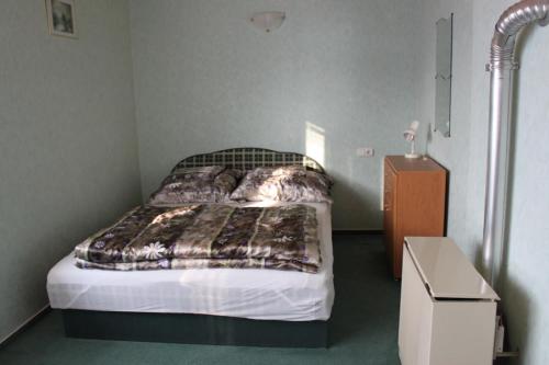 Un dormitorio con una cama y una mesita de noche. en Pine Wood Apartment 8, en Zalakaros