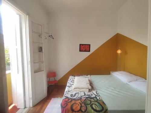 1 dormitorio con 1 cama grande y cabecero de madera en Hospedaria - A Casa Café Arte - Valores Acessíveis, en São Paulo