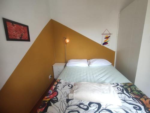 Dormitorio pequeño con cama con cabecero marrón en Hospedaria - A Casa Café Arte - Valores Acessíveis, en São Paulo