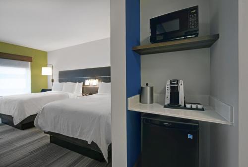 a hotel room with two beds and a microwave at Holiday Inn Express - Milwaukee Downtown by IHG in Milwaukee