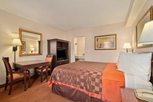 Cama o camas de una habitación en Deluxe Inn San Antonio Near Lackland AFB